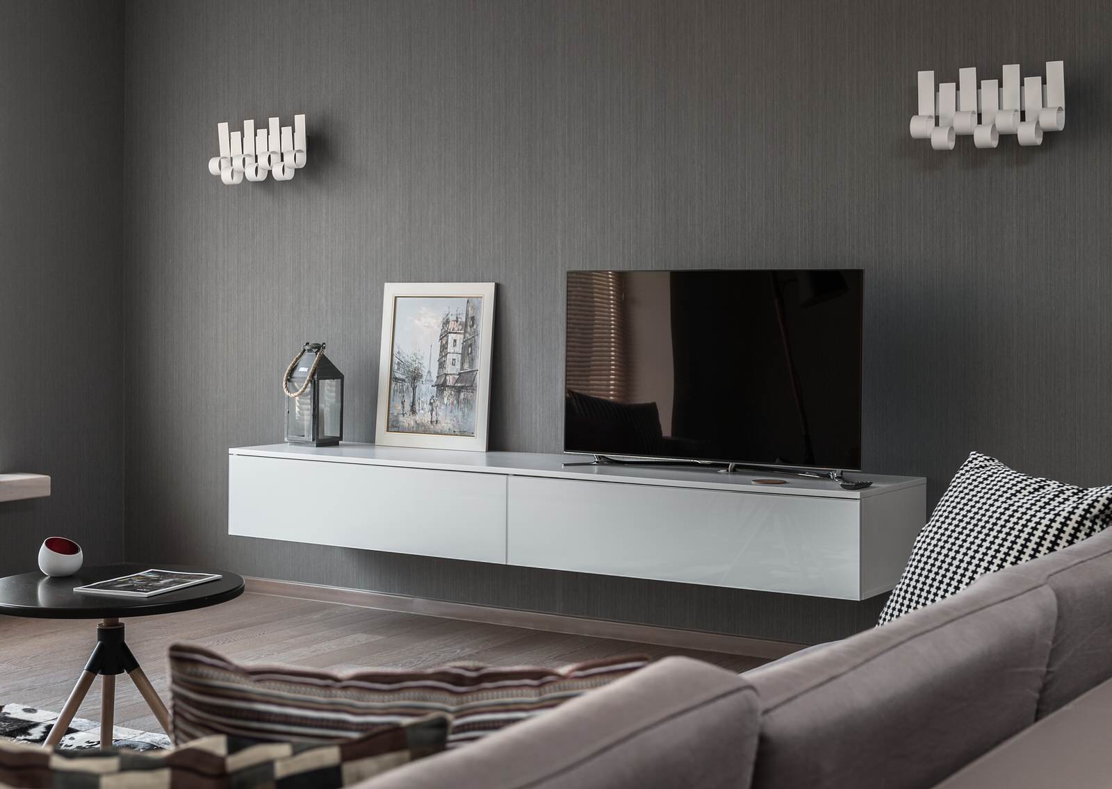 Яркий серый