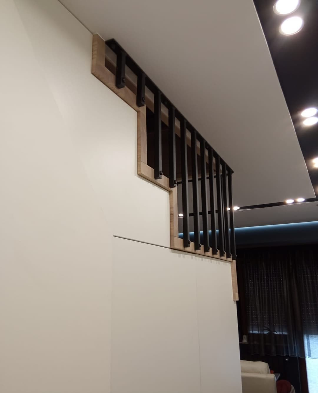 Закрытая лестница с металлическими перилами