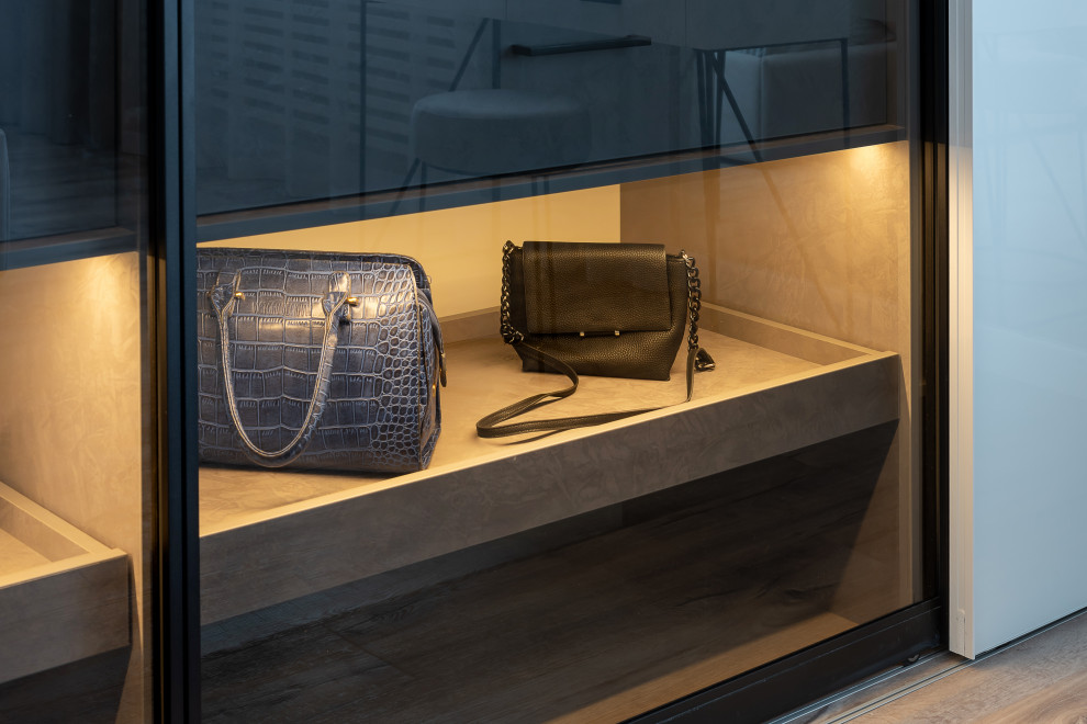 Угловой шкаф с раздвижными и распашными дверьми в ЖК Оникс