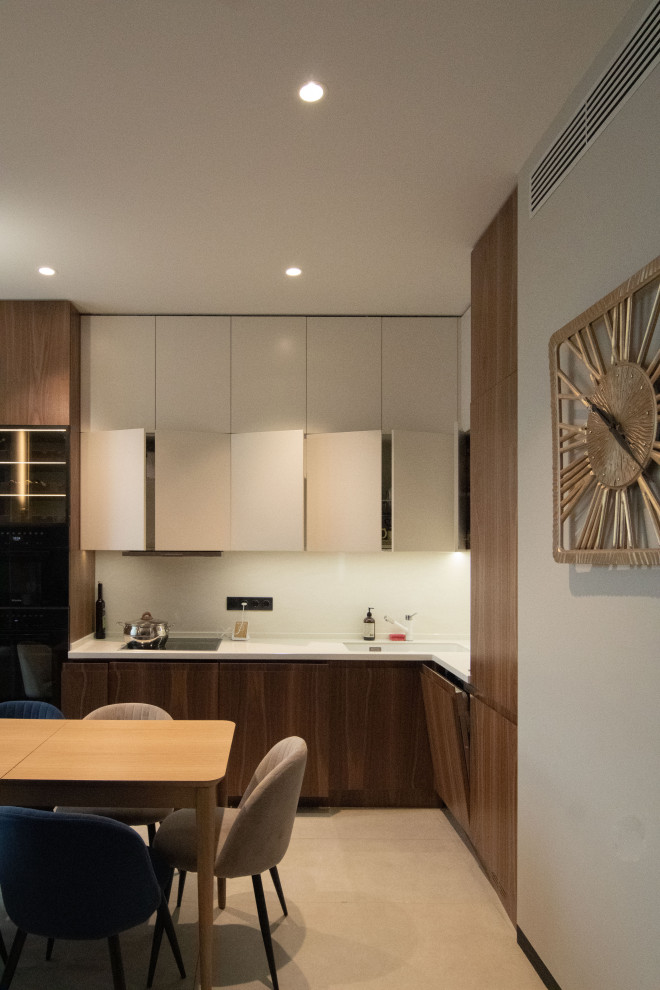 Кухня в стиле минимализм с фасадами под "темное дерево"