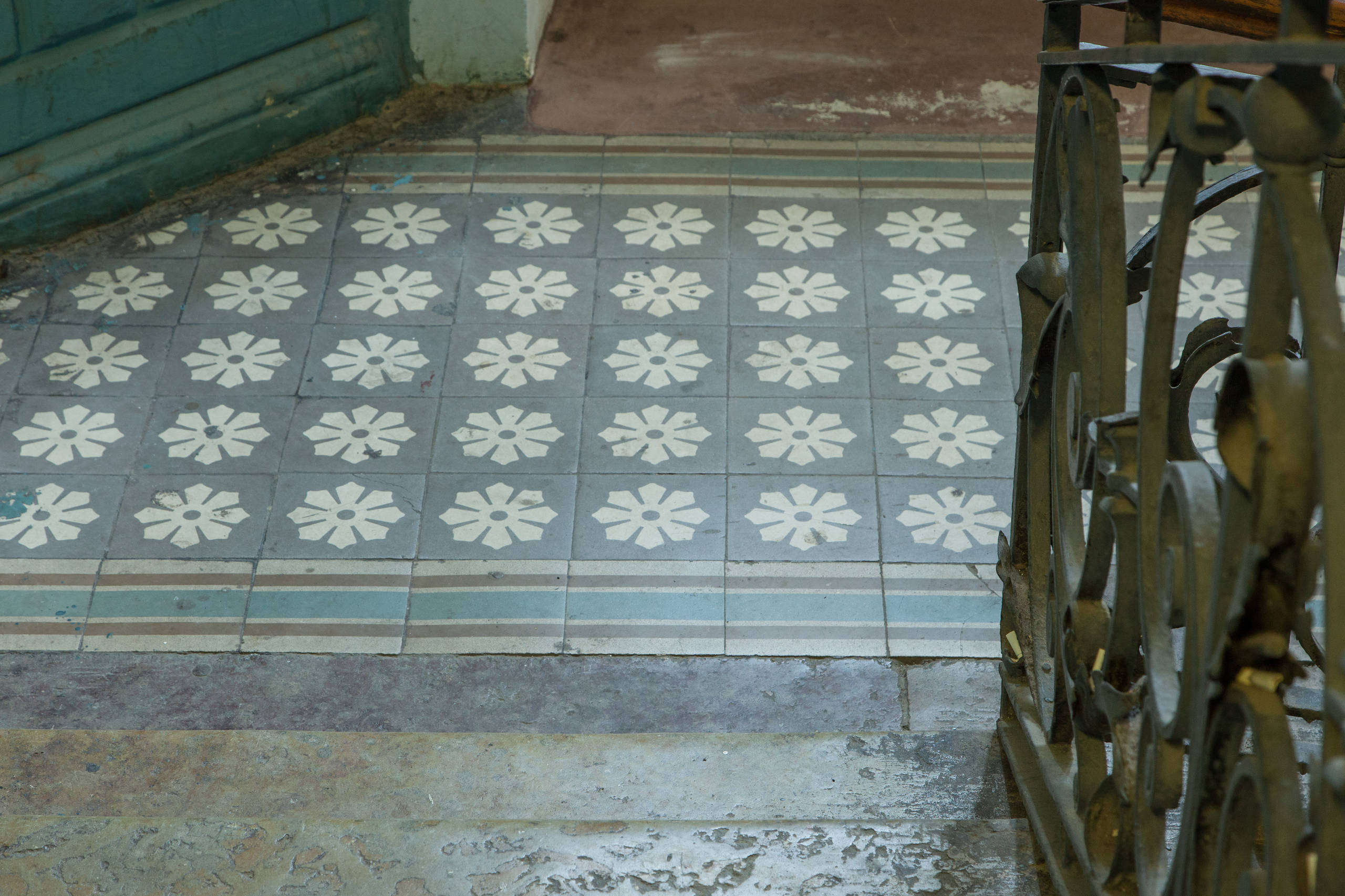 Фотоохота: 24 кадра из парадных доходного Петербурга