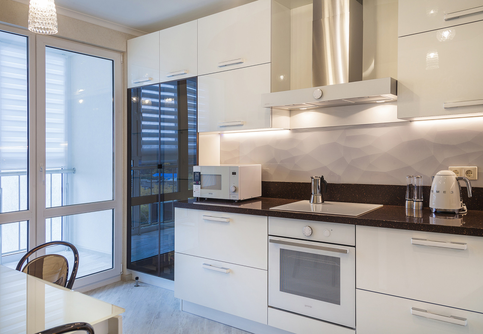 Светлая кухня в современном стиле