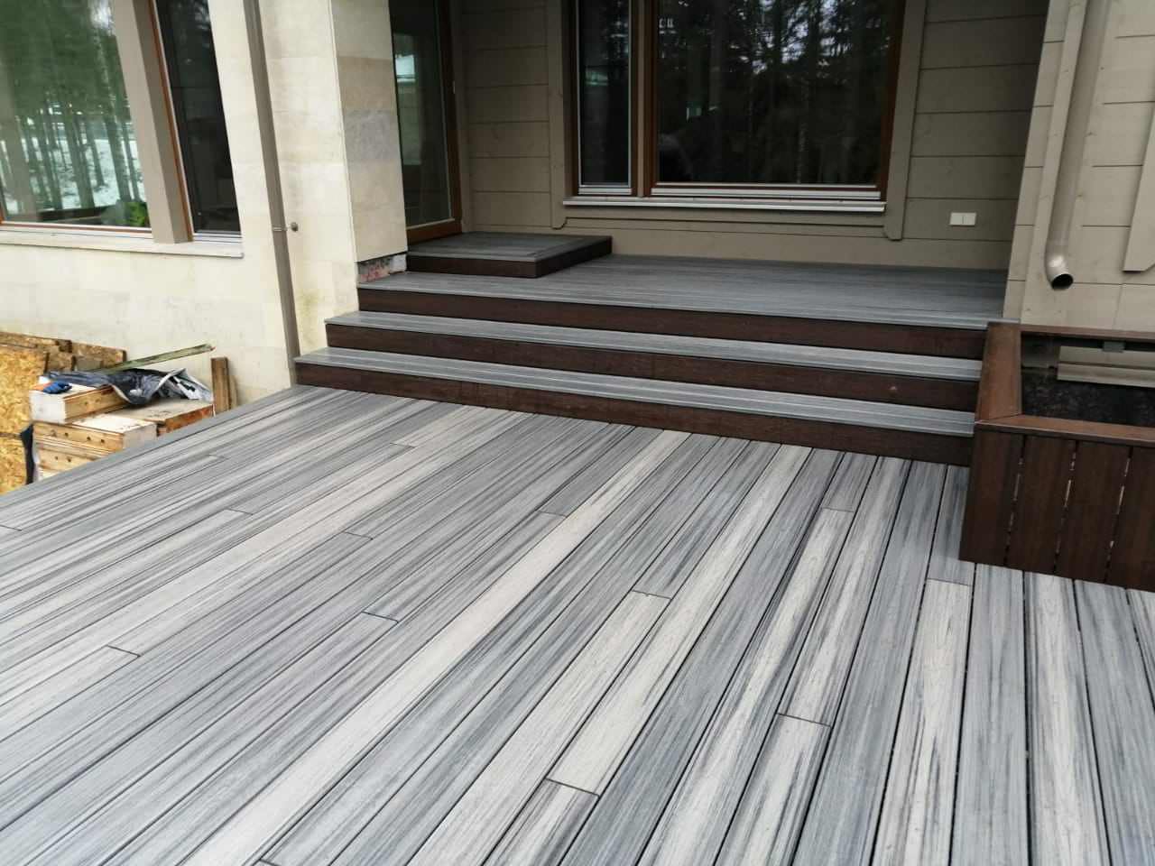 Террасы у дома в лесу