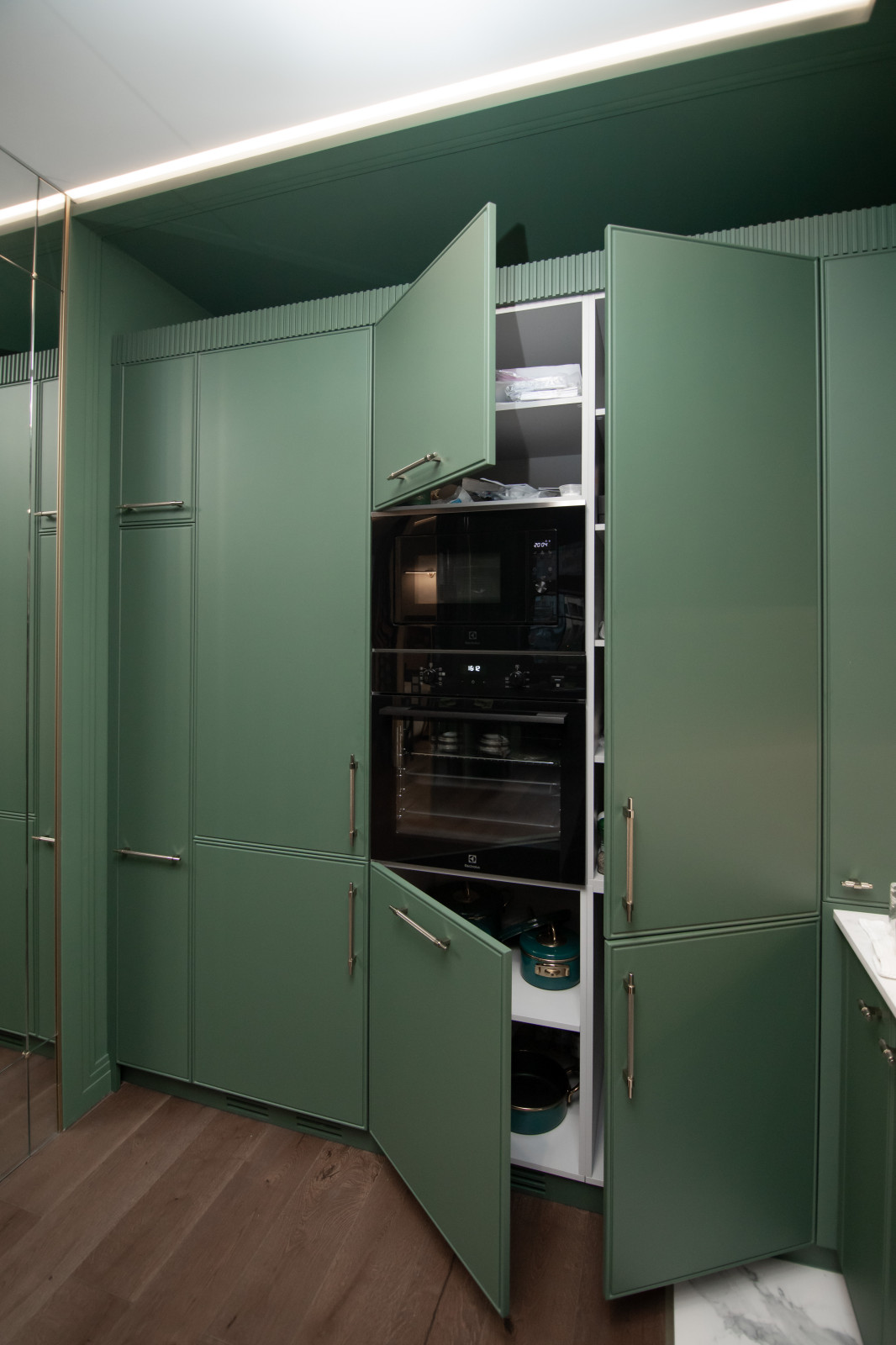 Стильная неоклассическая кухня в темно-изумрудном цвете