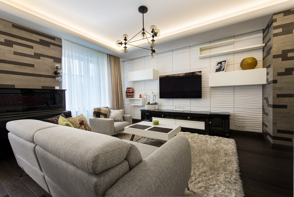 настенный телевизор "поддержан" низким черным комодом