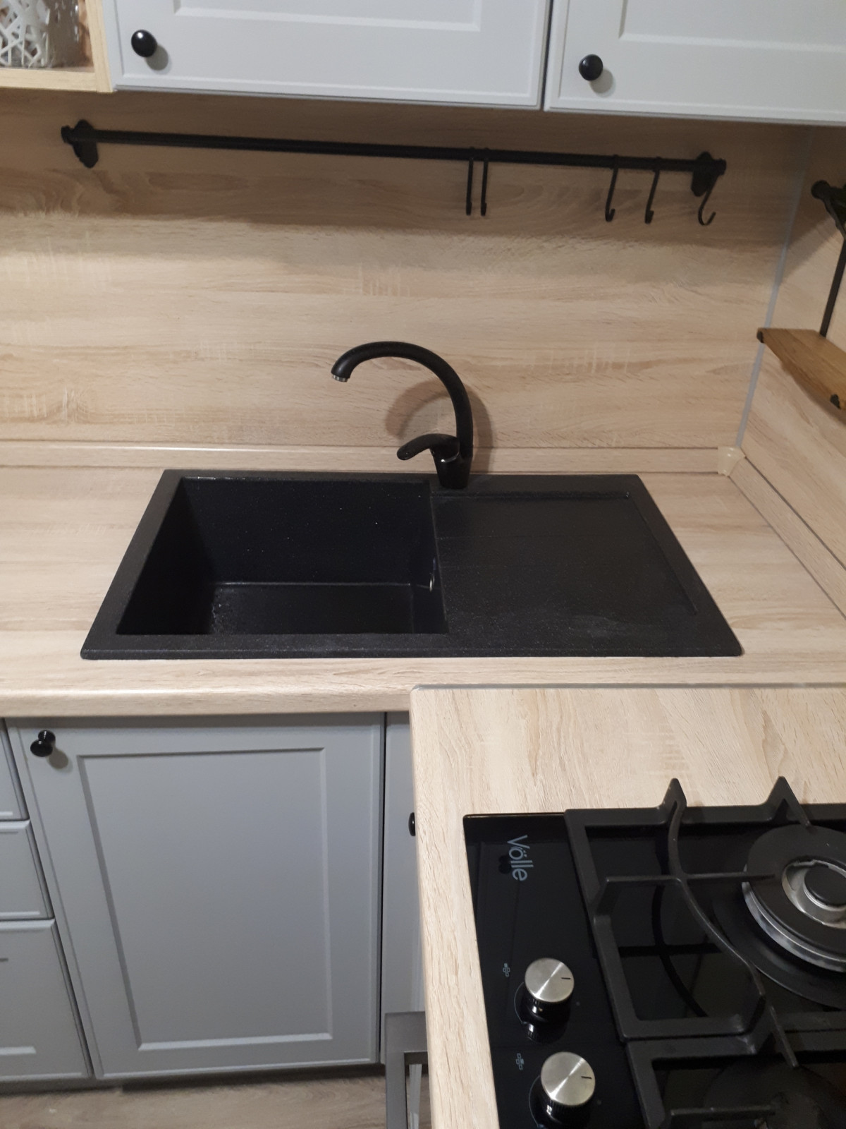 Светло-серая угловая кухня