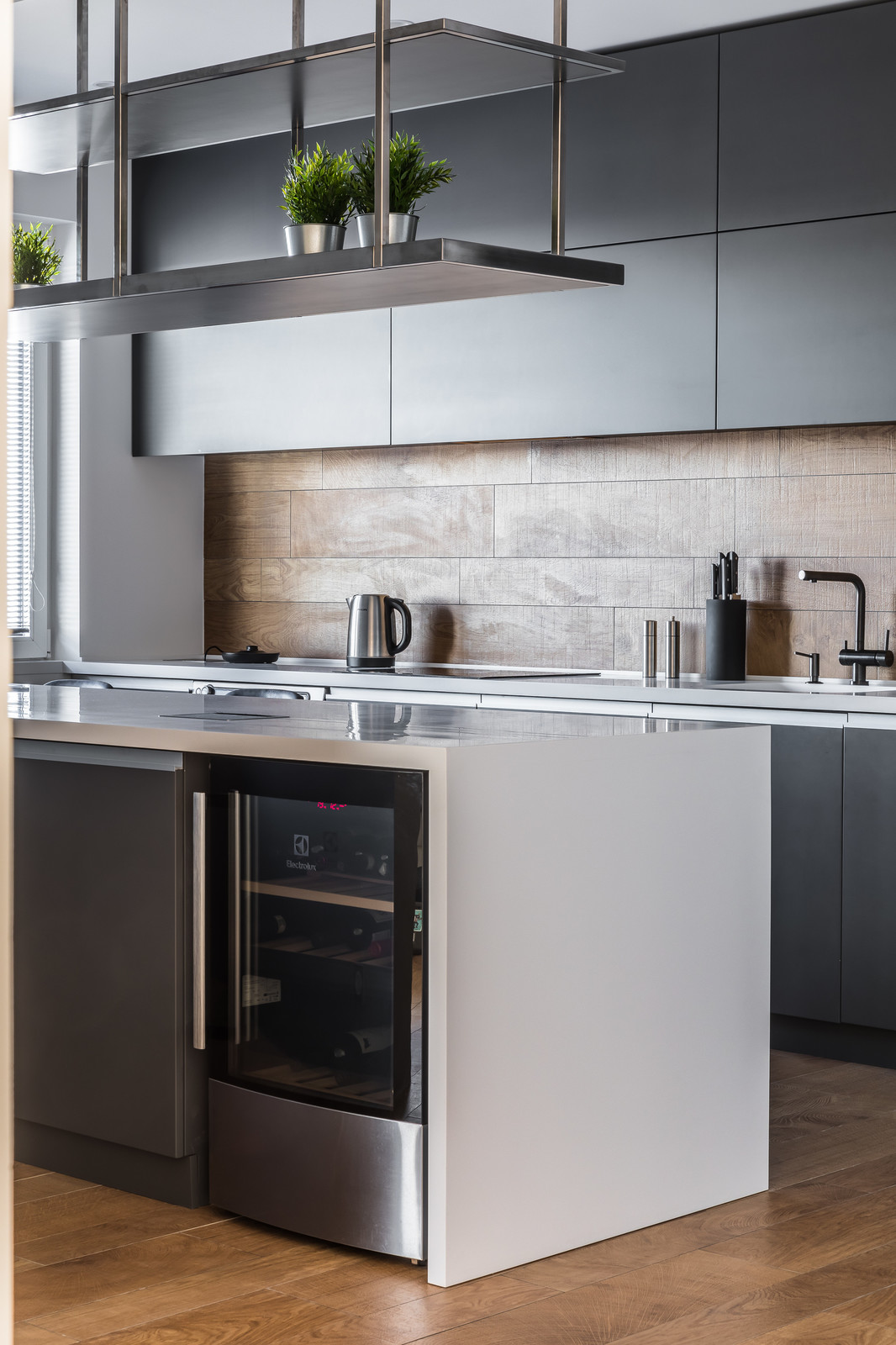 Над городом - интерьер в стиле экоминимализм для холостяка