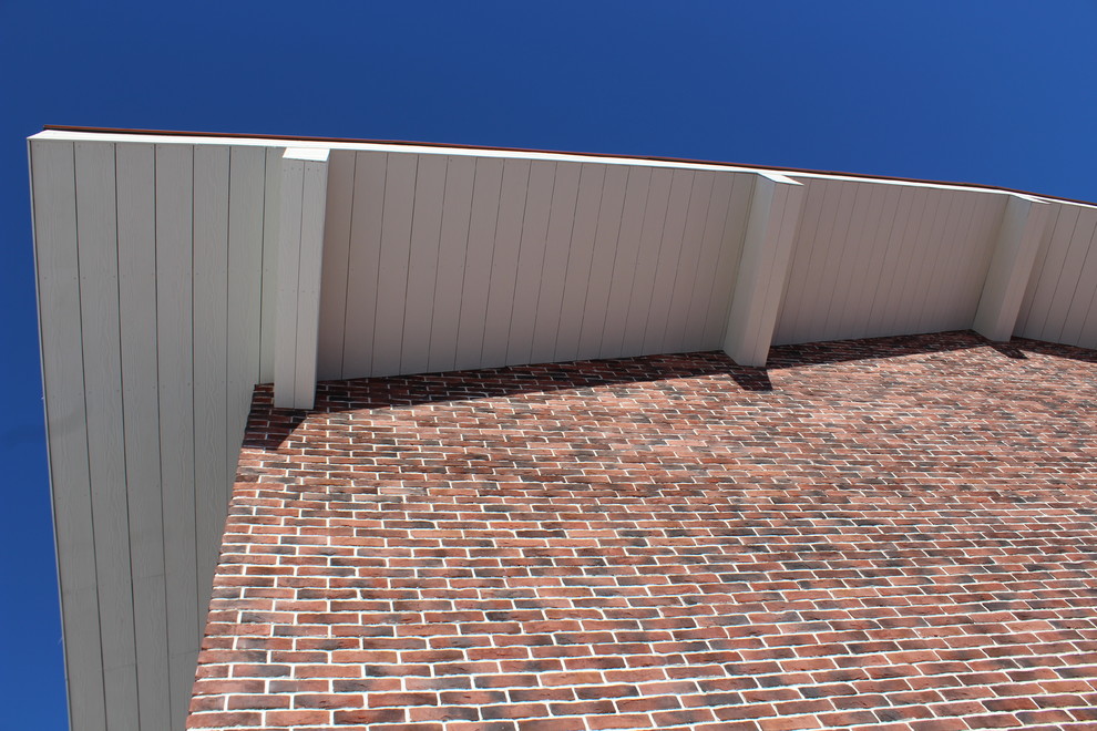 Большой загородный дом с видом на лес.