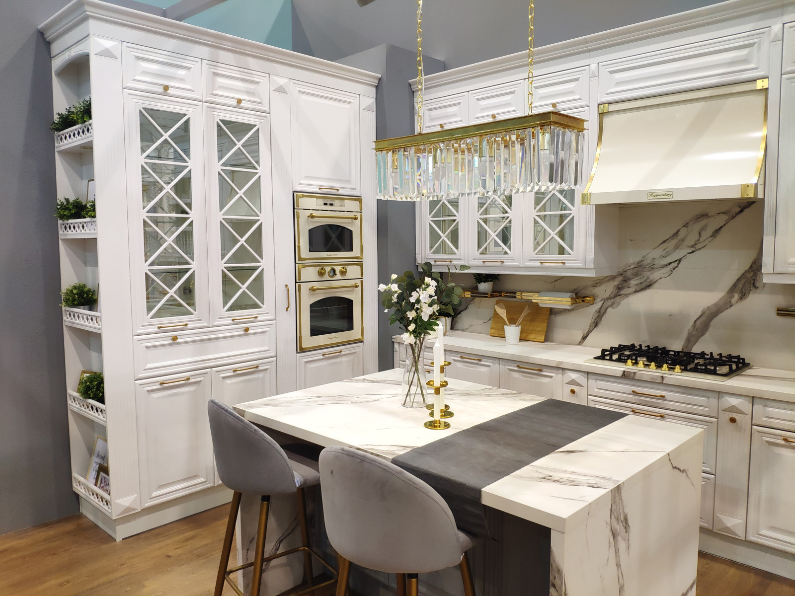 Островная классическая уютная кухня