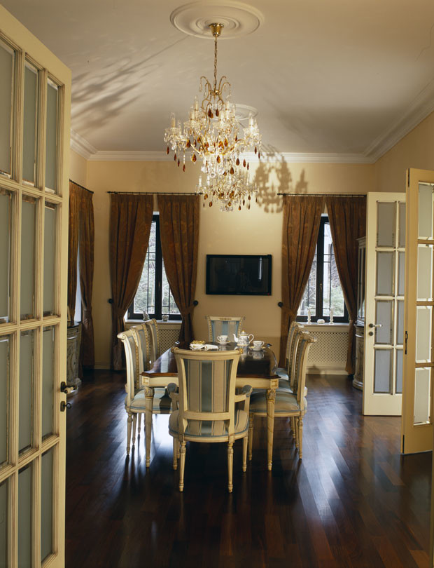 Трехэтажный дом в классическом стиле