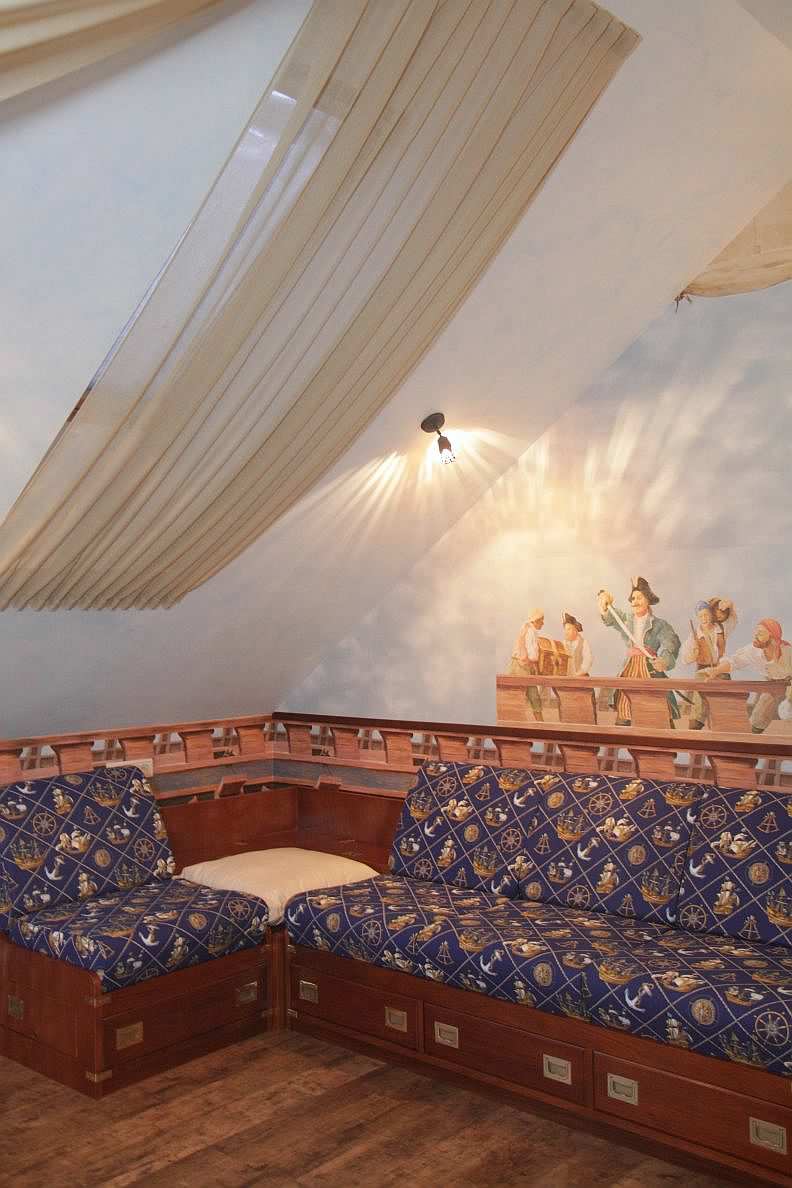 Шторы для мансарды и дизайн детской в морском стиле.