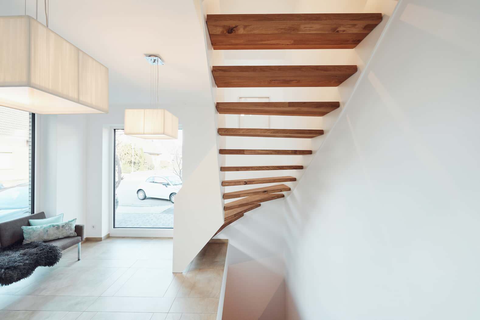 лестница из дуба с белой балюстрадой