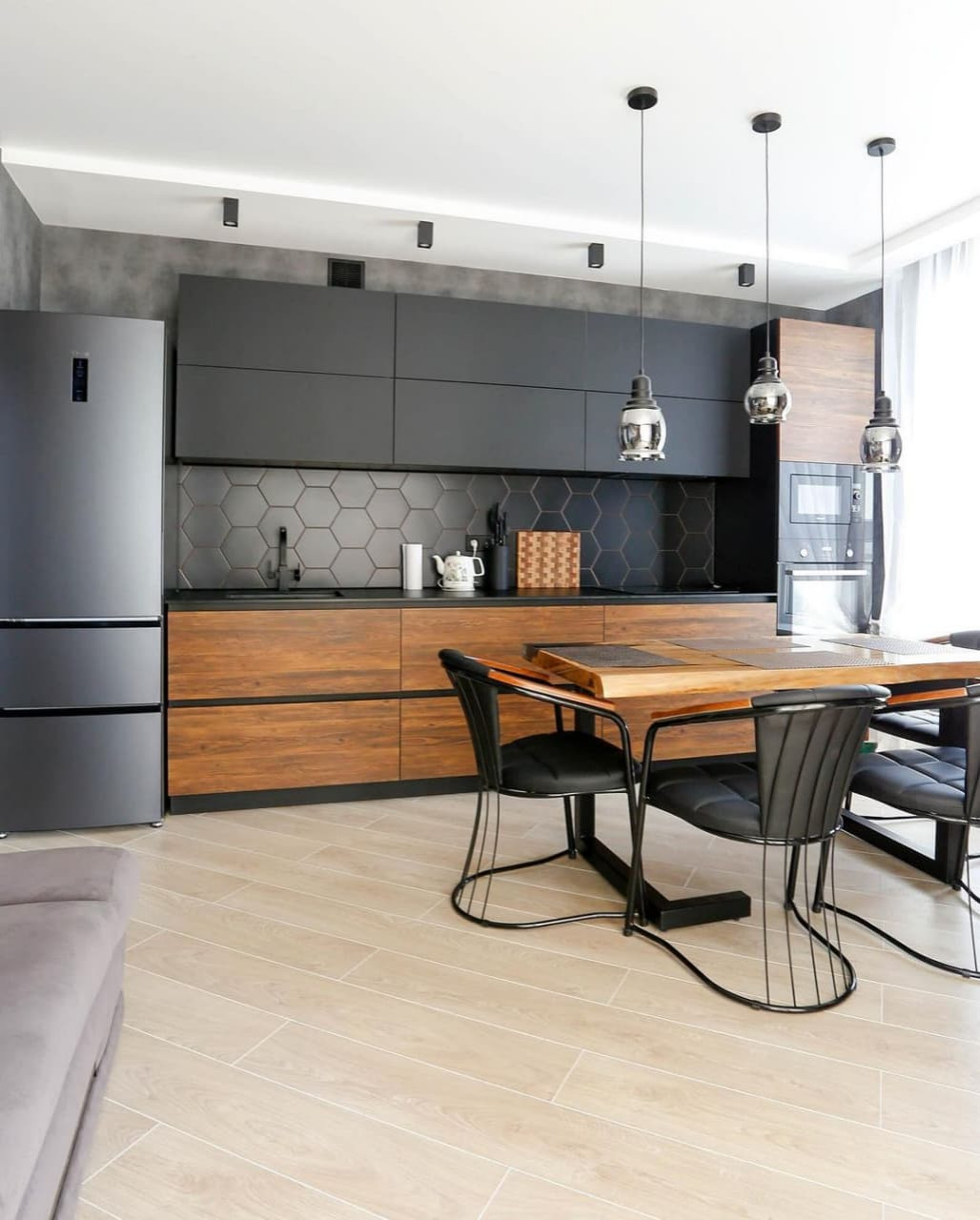 Прямая стильная невысокая кухня с матовыми и древесными фасадами