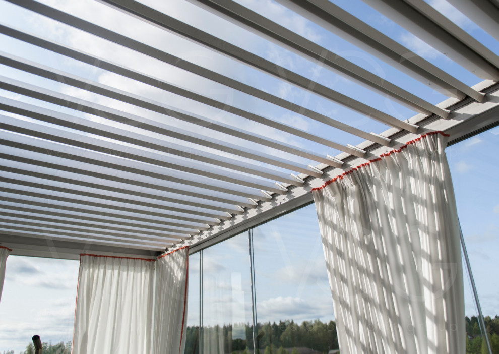 Пергола Renson Algarve и фасадное безрамное остекление Sunflex