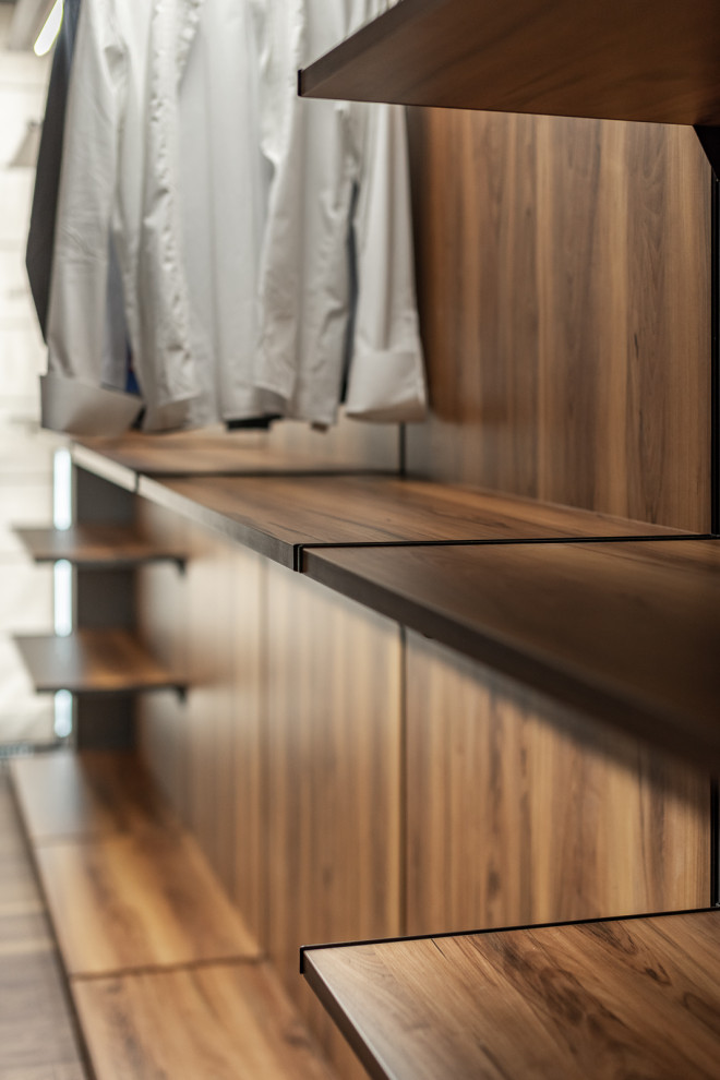 Гардеробная. Фрагмент