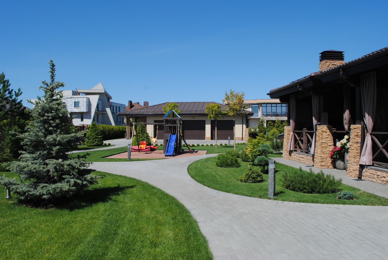 Сад с хвойными растениями