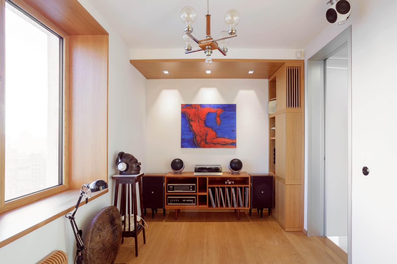 Светлая квартира-галерея с мебелью в духе 60-х