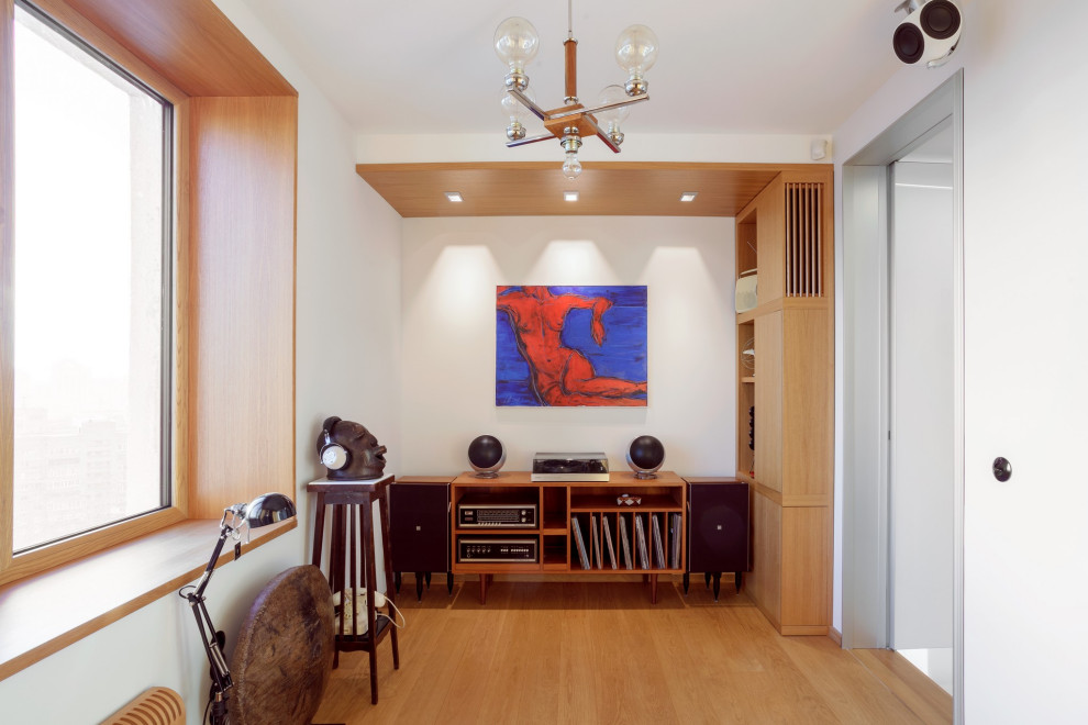 Светлая квартира-галерея с мебелью в духе 60-х