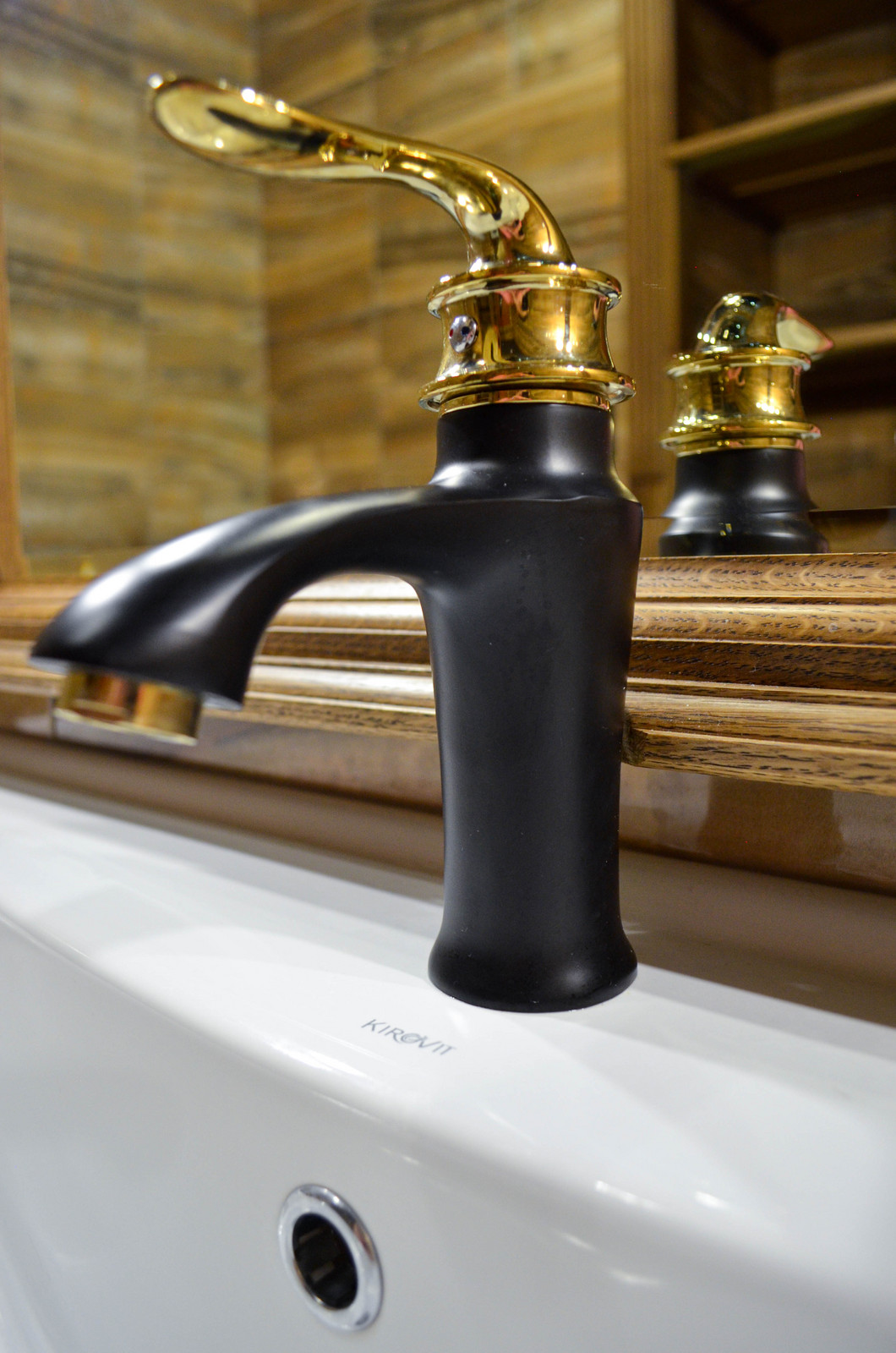 Ванная комната. Потолок, зеркало и тумба под раковину