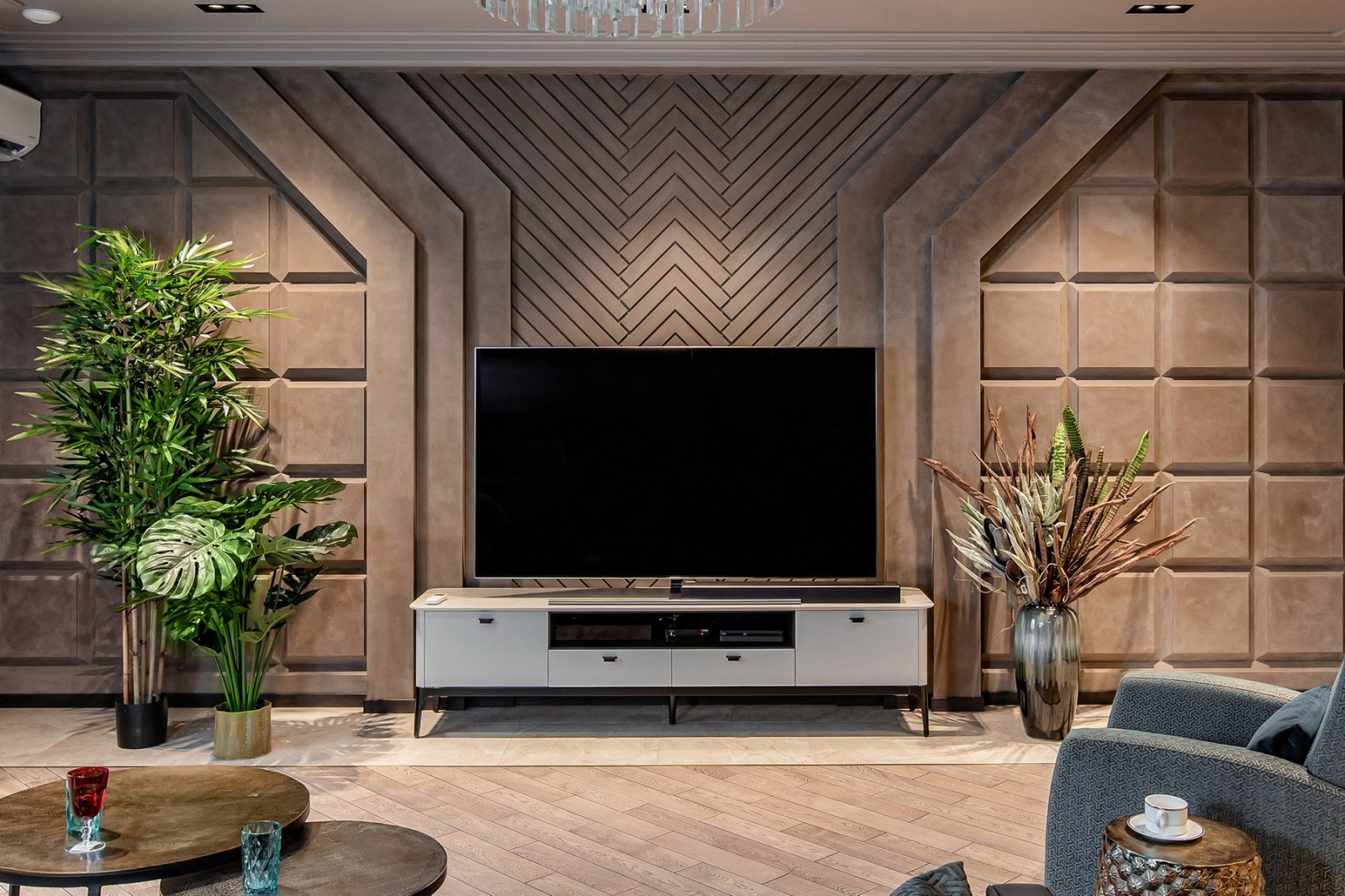 Коллекция мебели PLAY, диван VOGUE и кресло TAYLOR в гостинной жилой квартиры