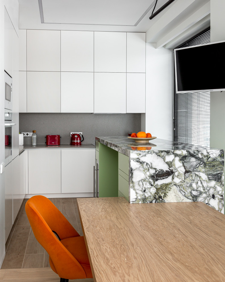 Обложка проекта: Белая кухня с яркими акцентами ЖК Prime Park