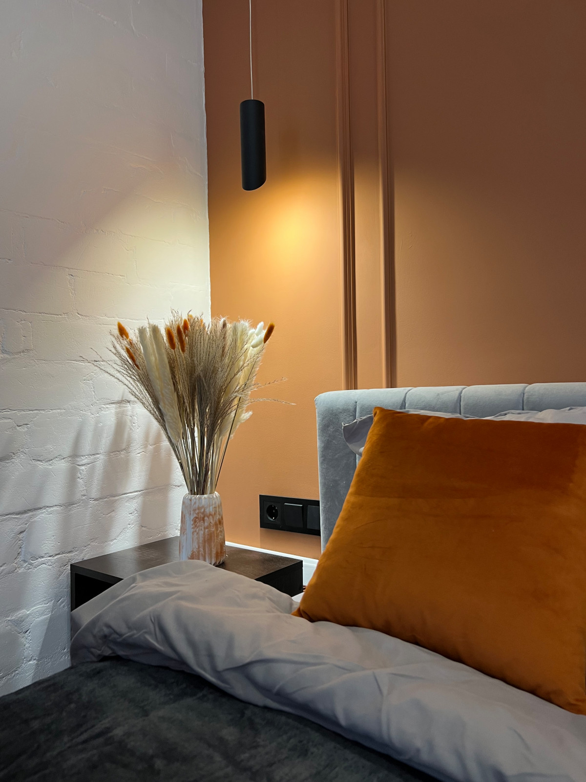 Студия с терракотовыми акцентами