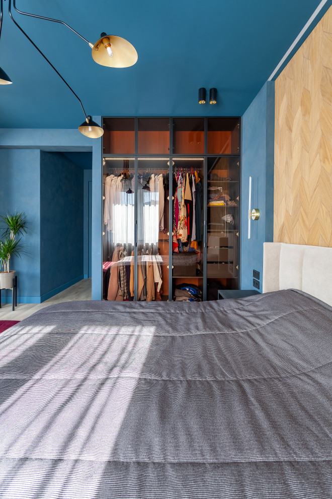 Стеклянный шкаф-гардеробная из тонированного стекла