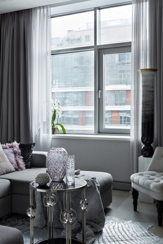 Черно-белая квартира с цветочной спальней