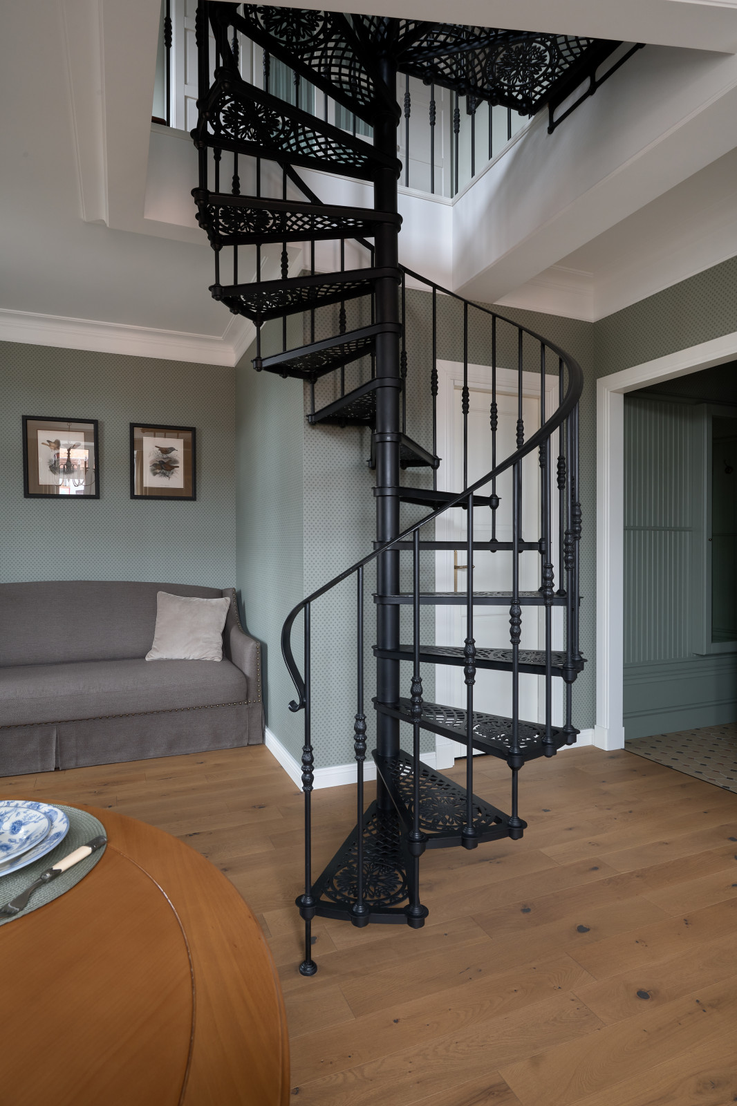 Серый элегантный