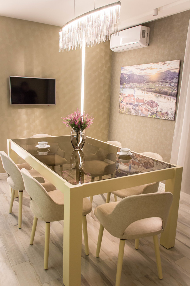 Кухня- столовая в нежно-персиковом...