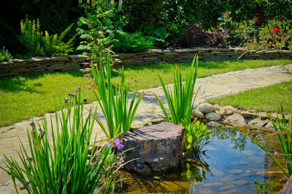 Подпорная стенка, дорожка и декоративный водоём