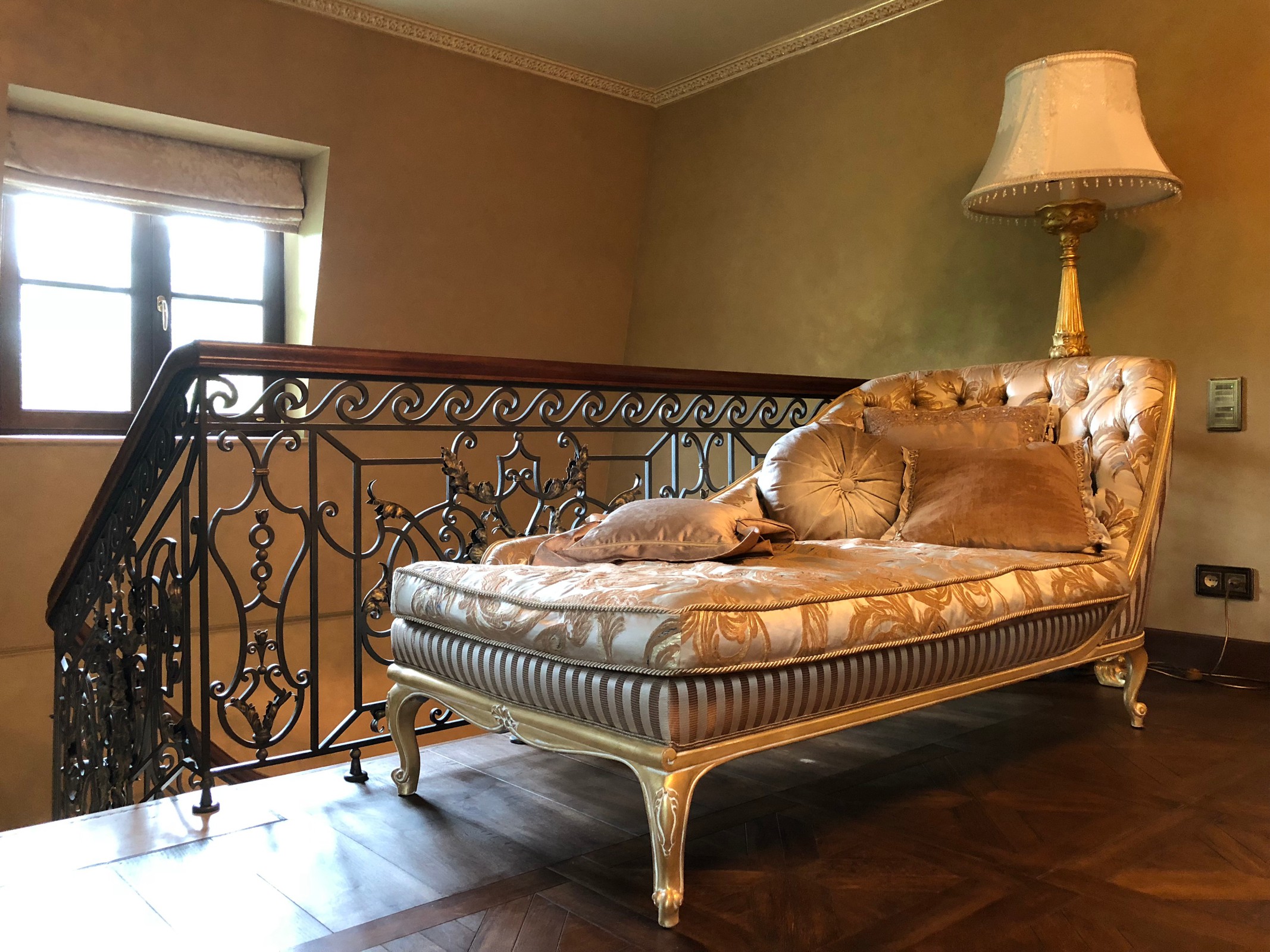 Мраморная лестница и кованые перила