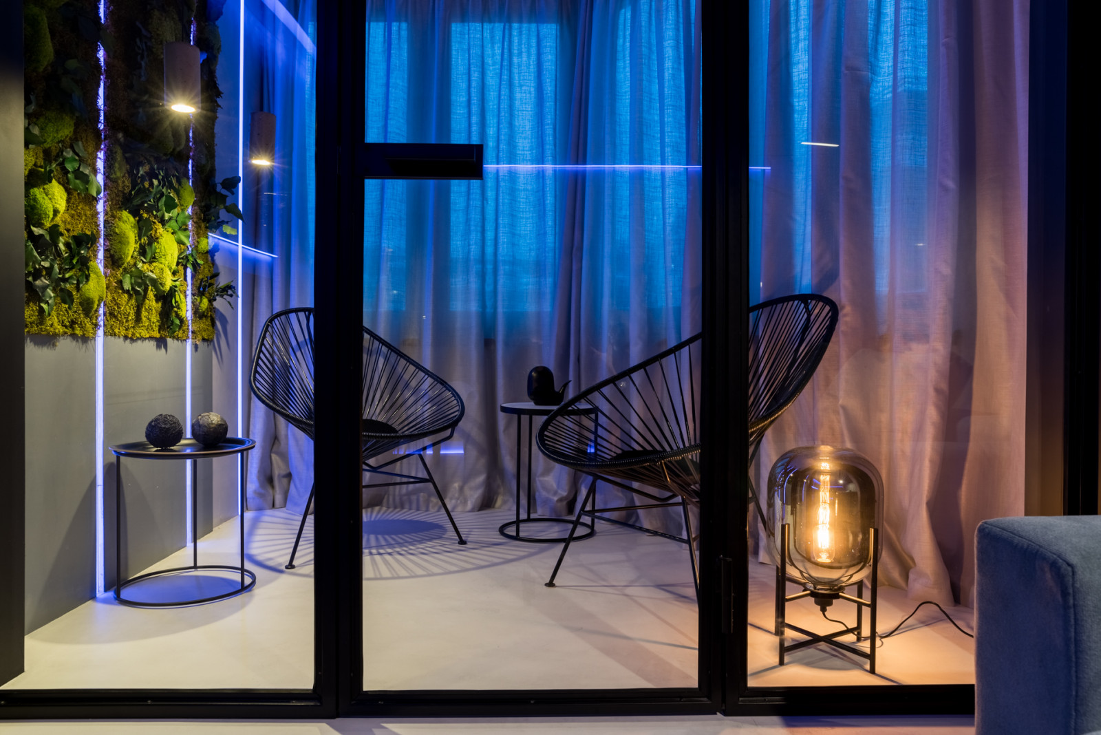 "Белый, серый и графит"