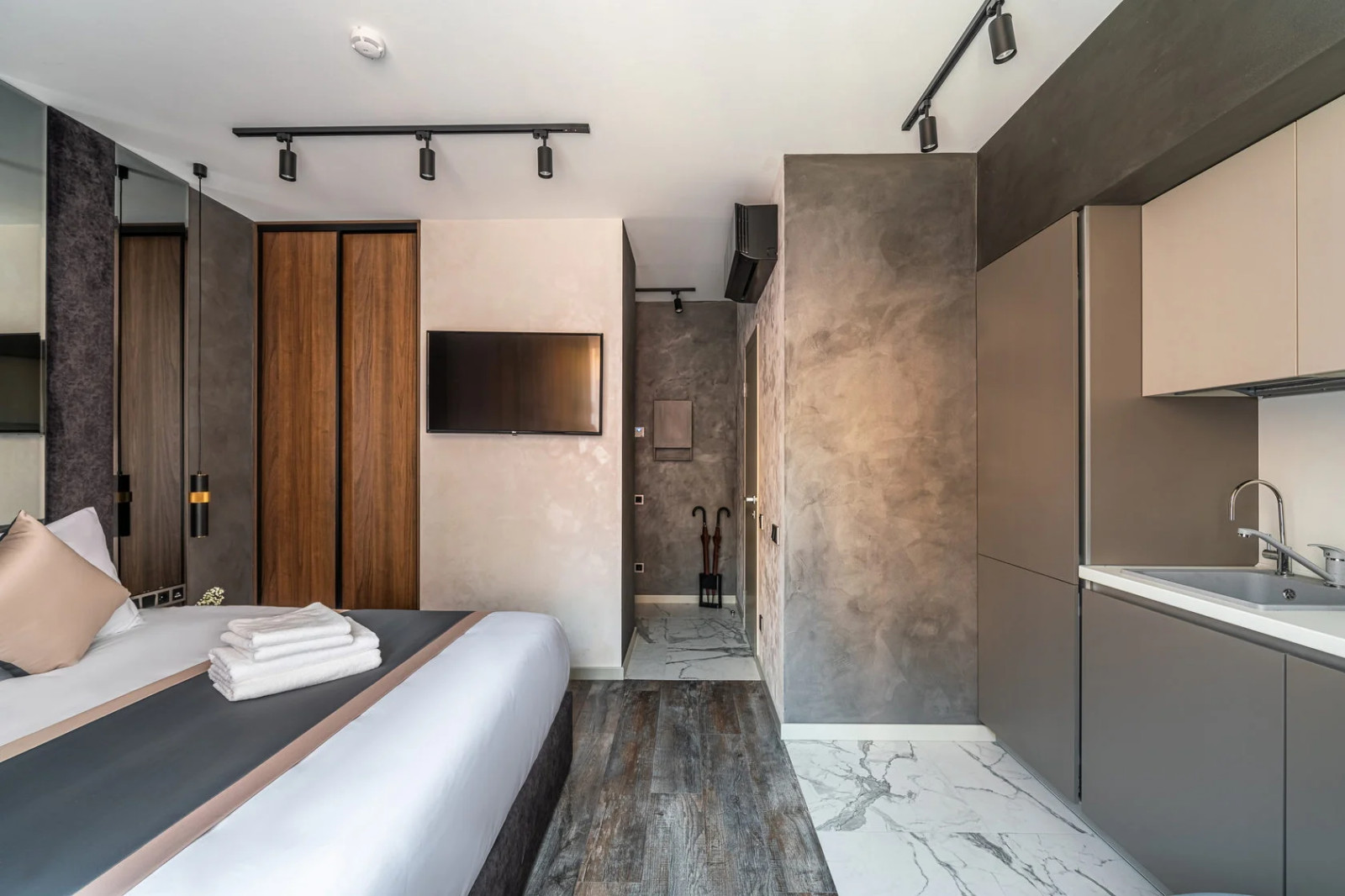 Кухня в дизайнерских апартаментах