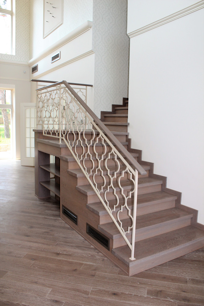 Лестница с узорчатым ограждением