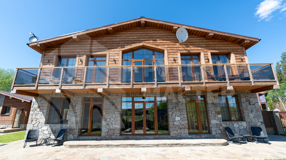 Дом в стиле шале на берегу Правдинского озера