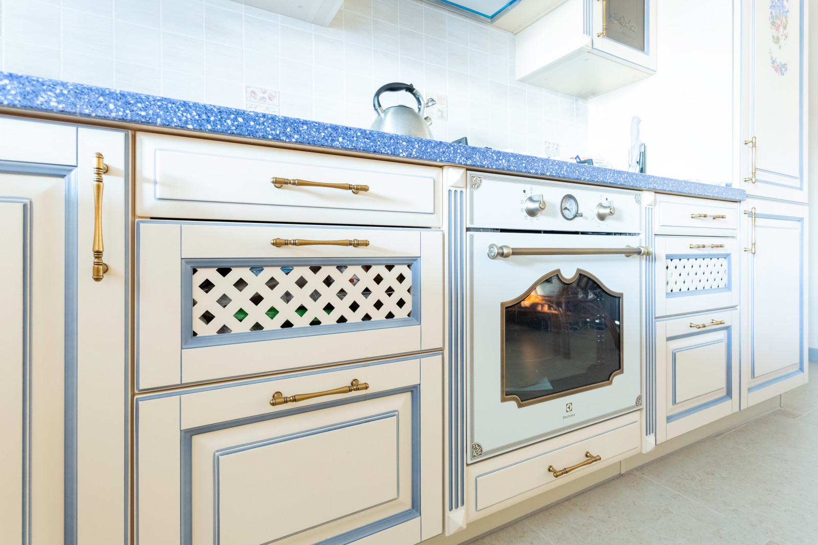 Кухонный гарнитур "Элина" крем с синей патиной