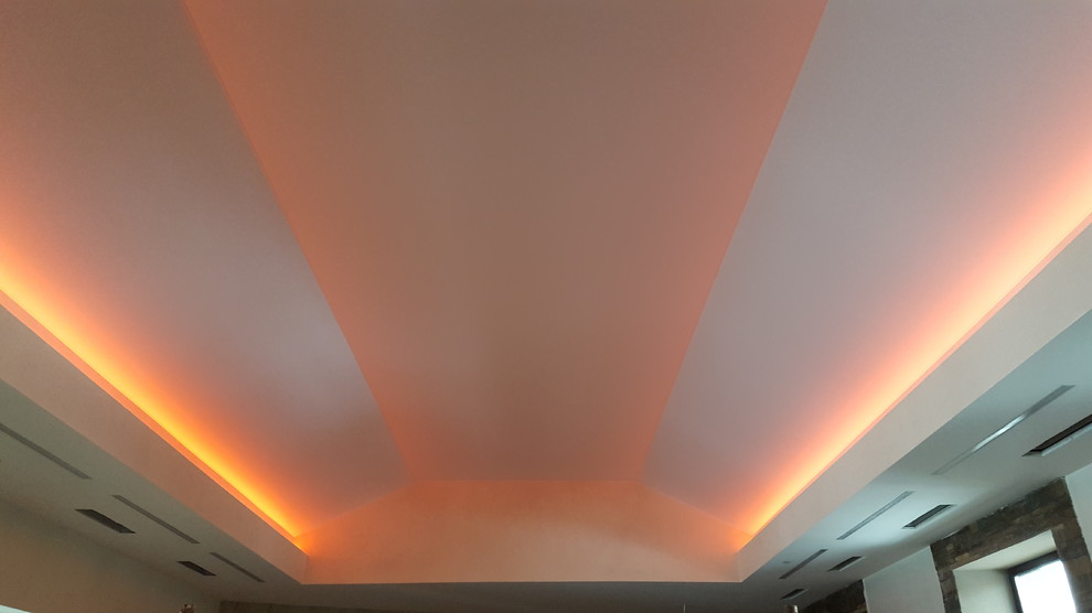 Мансардный натяжной потолок в бассейне частного дома