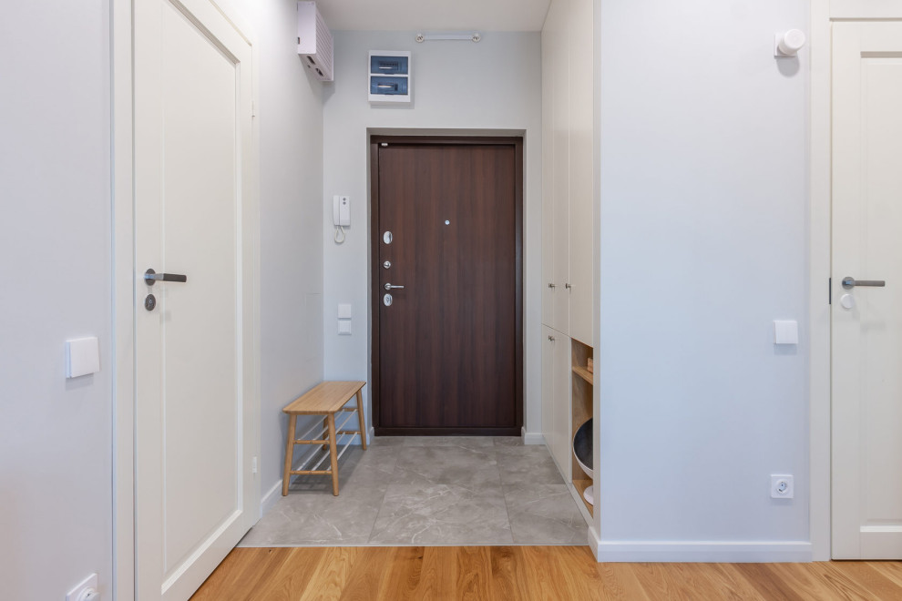 Прихожая в современном стиле в светлых тонах