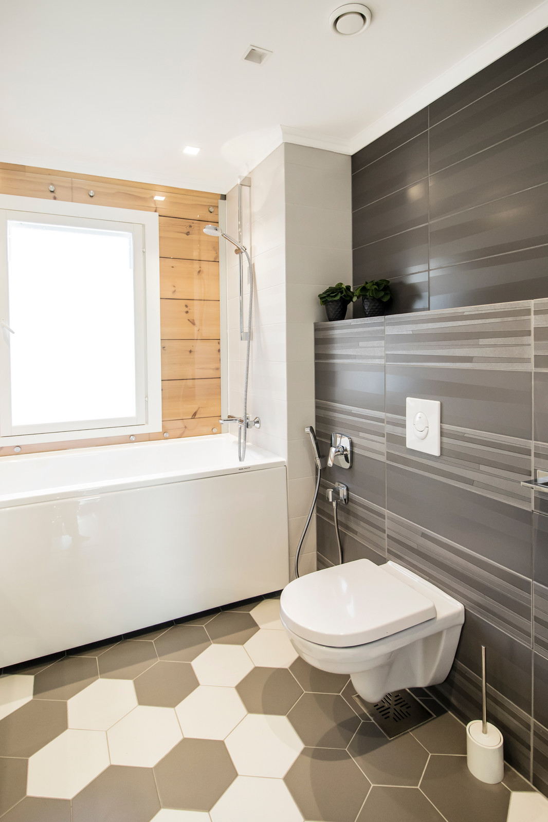 Обложка проекта: Inside a Wooden House