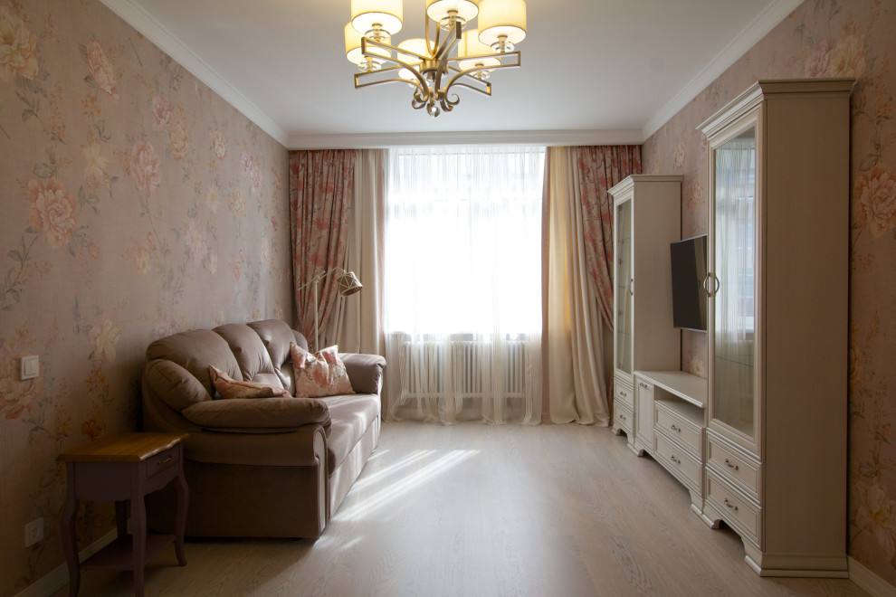 Фиалки у окна