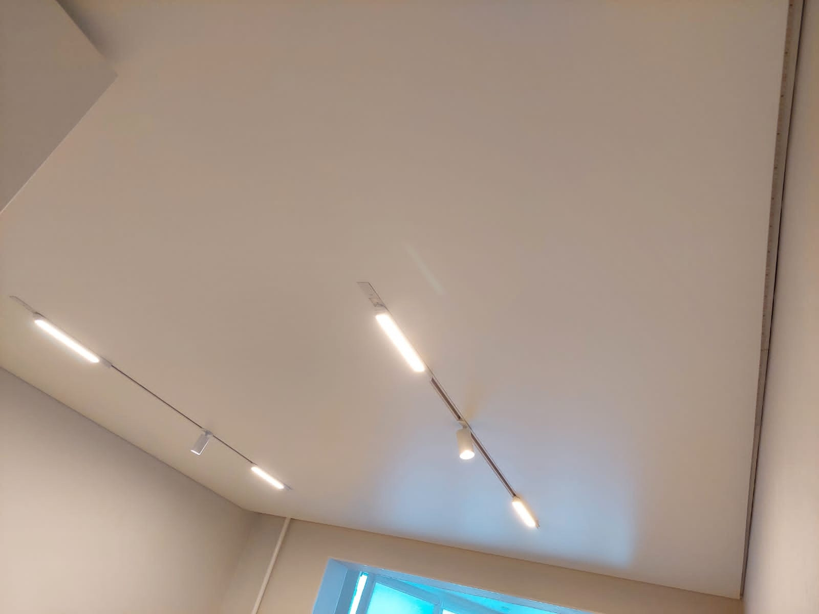 Теневой натяжной потолок