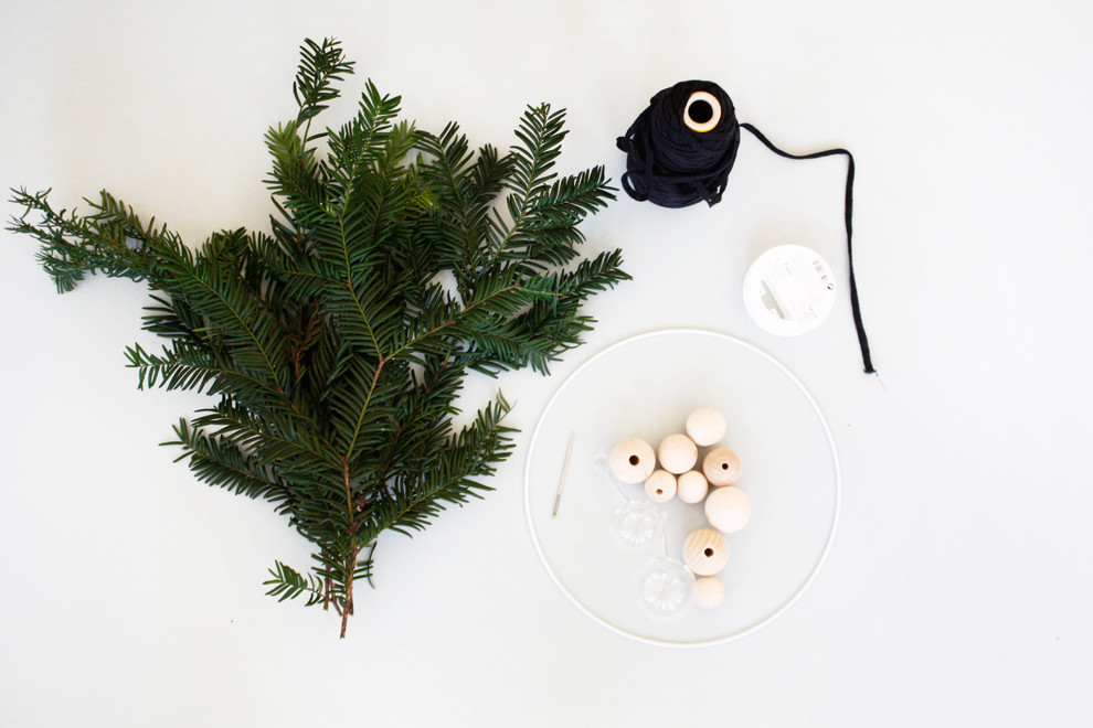 Своими руками: Новогодний венок на дверь за 30 минут