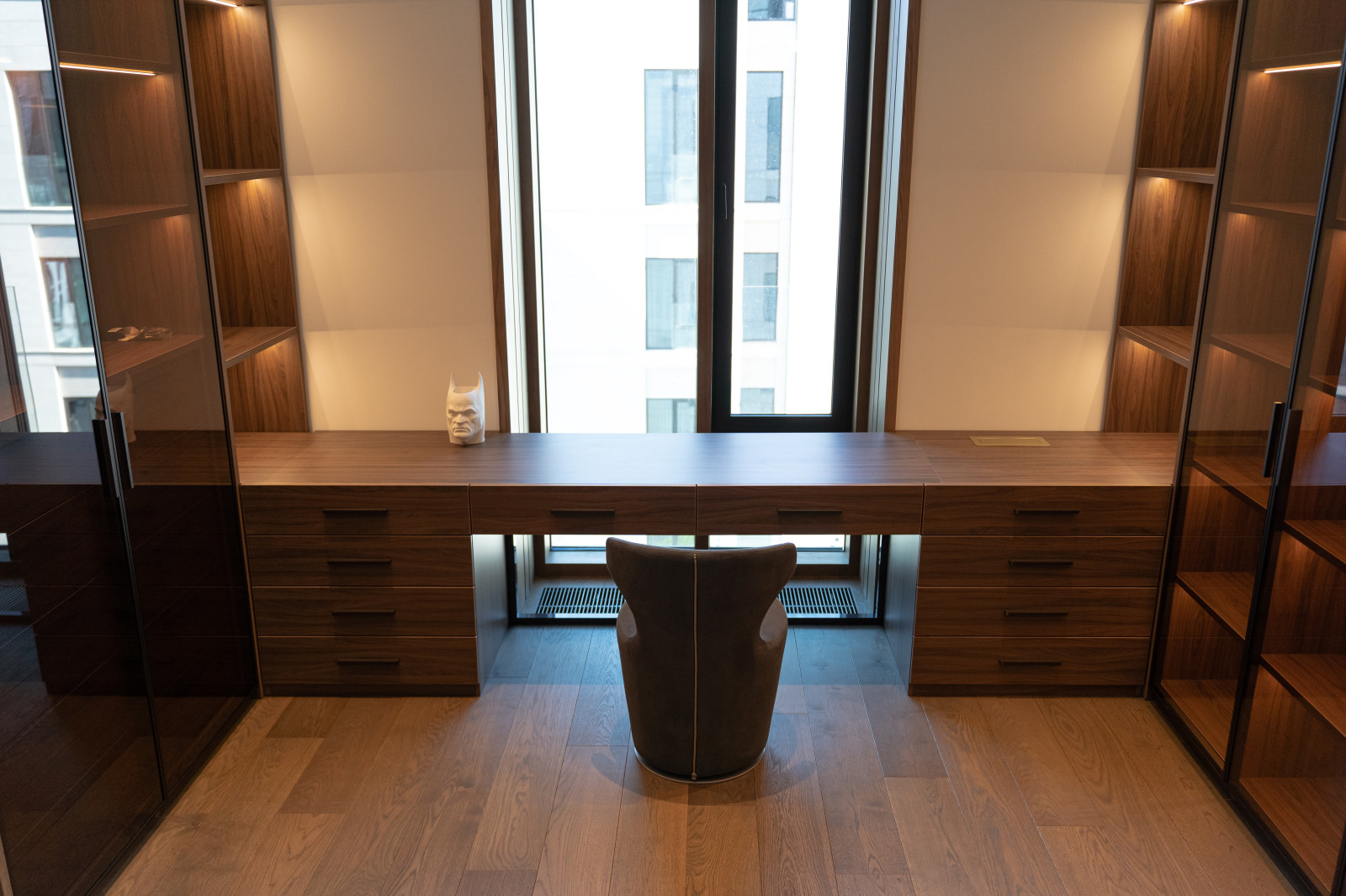 Гардеробная комната с распашными стеклянными RPE фасадами