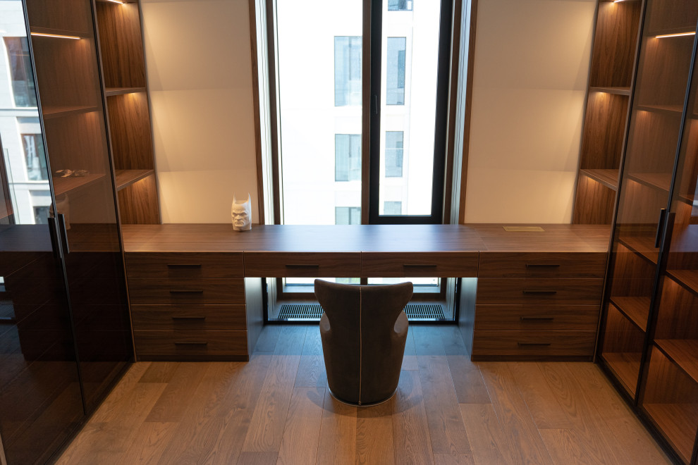 Гардеробная комната с распашными стеклянными RPE фасадами