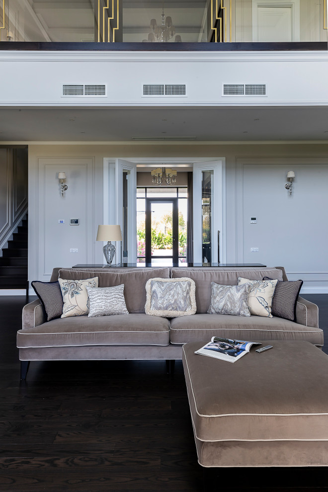 подушки в большой гостиной