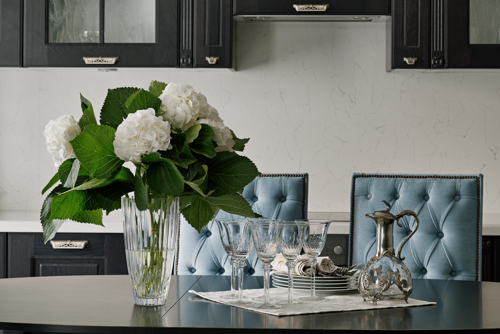 Столешница и стеновая панель из кварцевого камня Bianco Venato