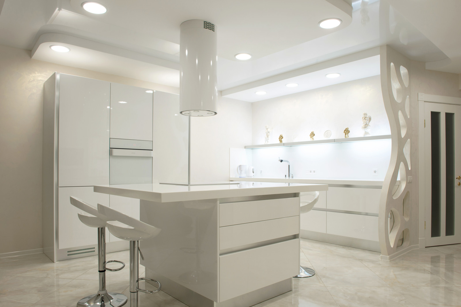 Обложка проекта: белая кухня с островом