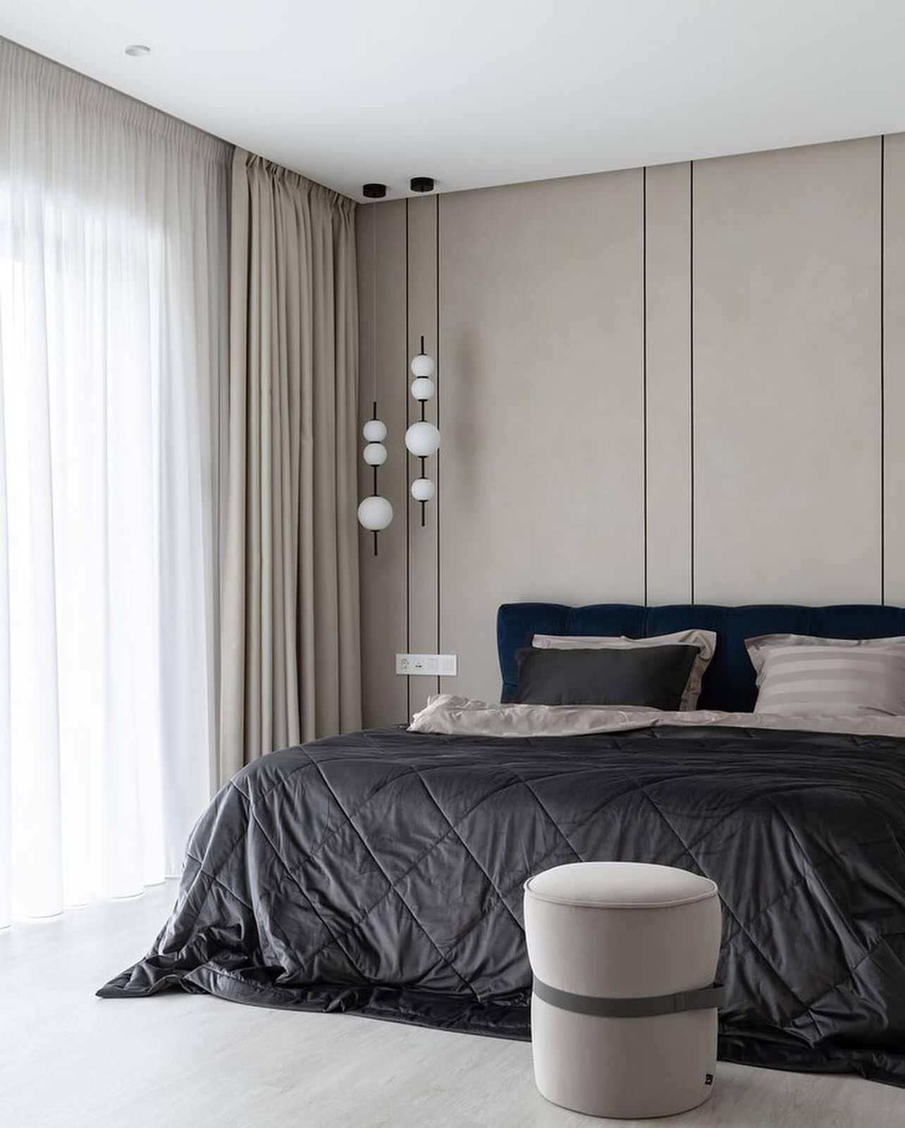 Интерьер дома с черно-белыми акцетами