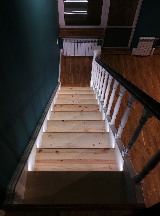 Обложка проекта: лестница со светодиодной подсветкой
